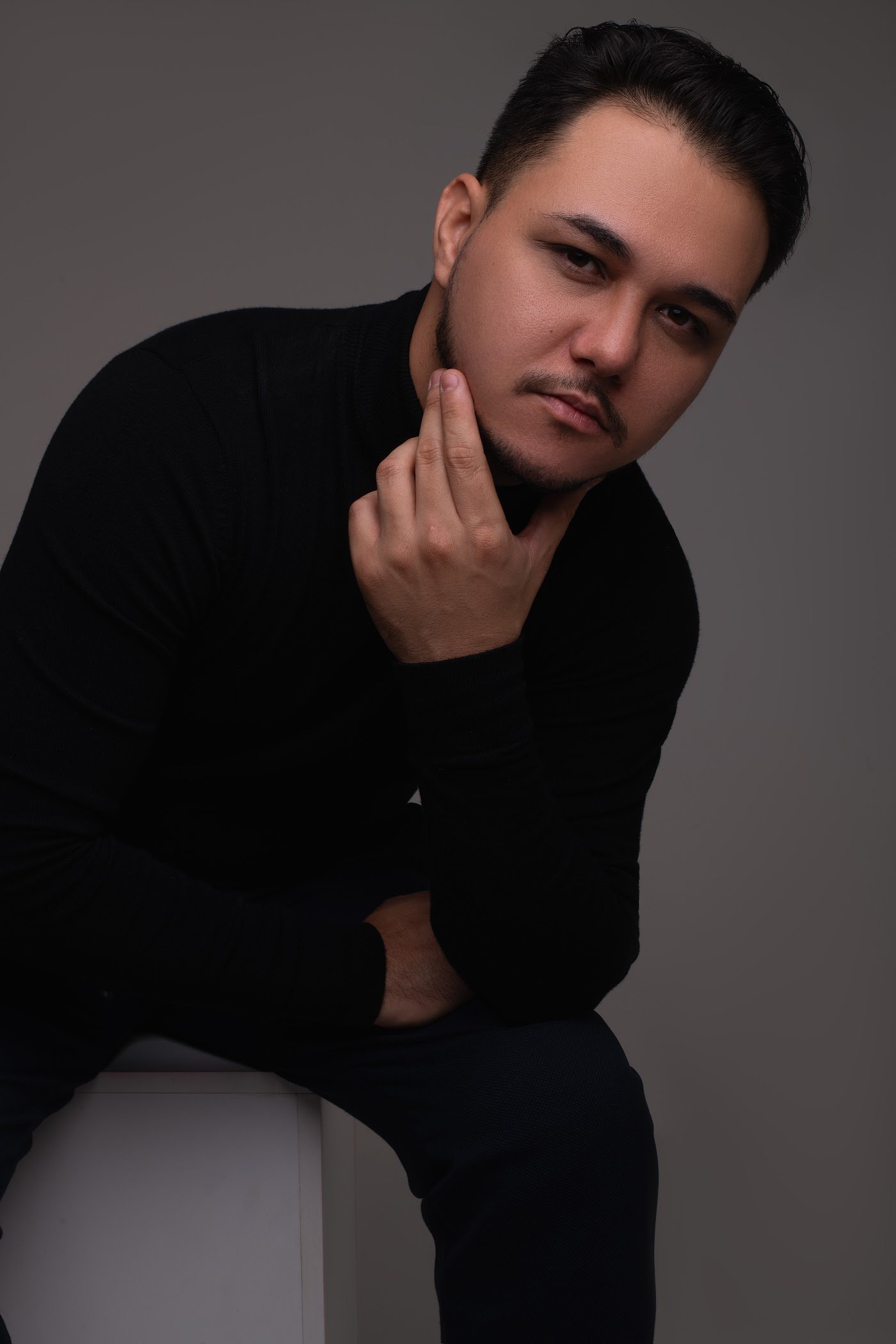 Pablo Paiva em retrato com fundo escuro